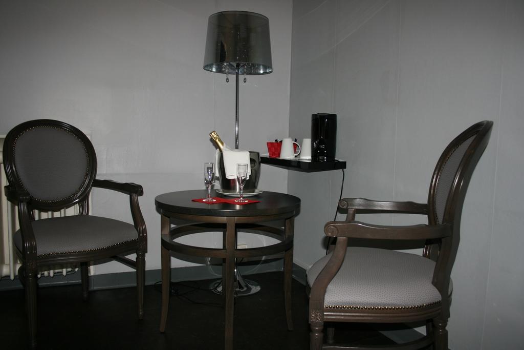 Hostellerie De La Quenoeuille Маркиз Номер фото